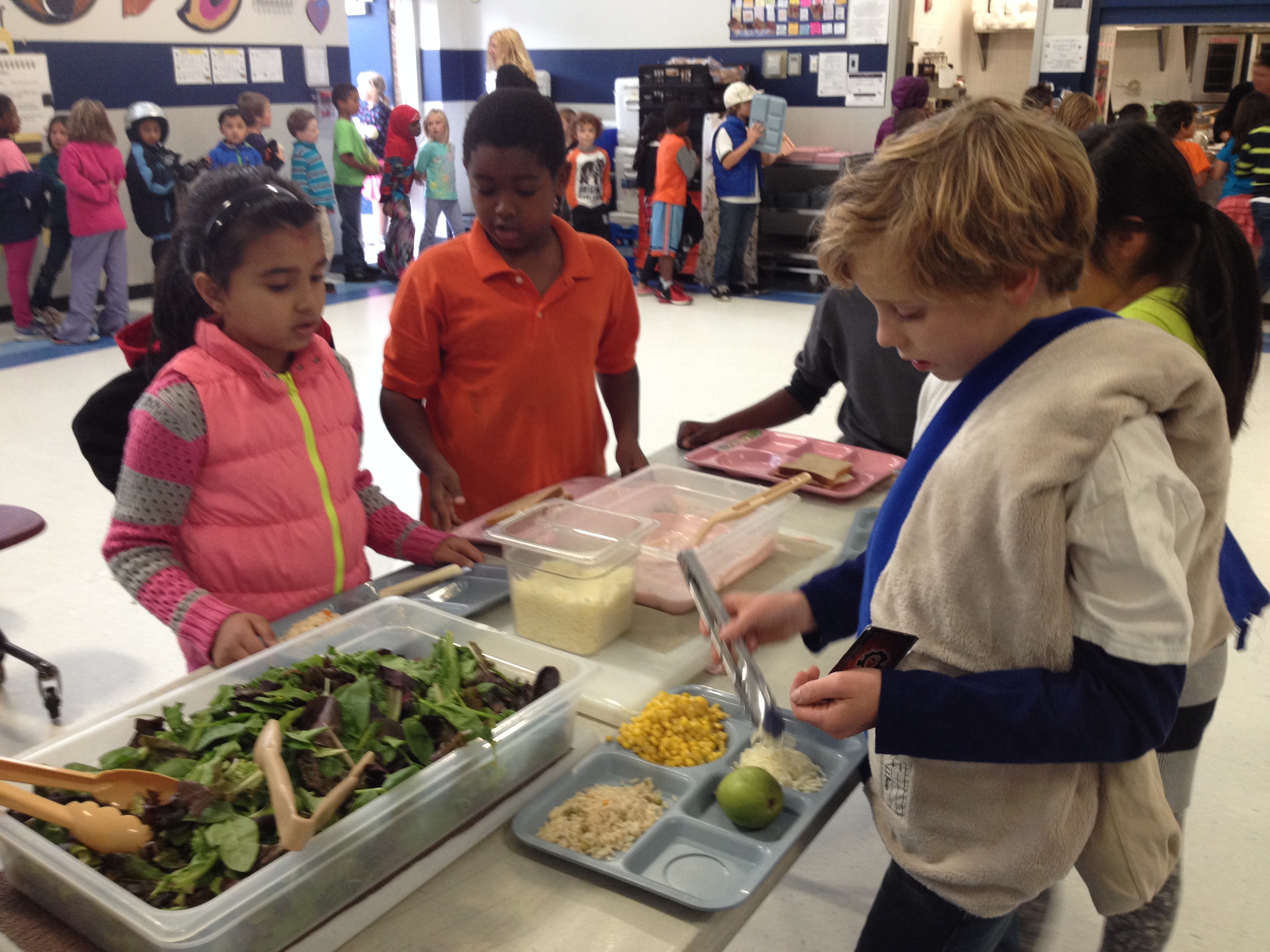 kids at school lunch